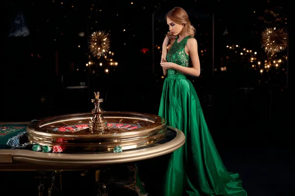 A professional dealer in a tuxedo greeting players at the roulette table, symbolizing the authentic live casino feel at SPORTYBEF.